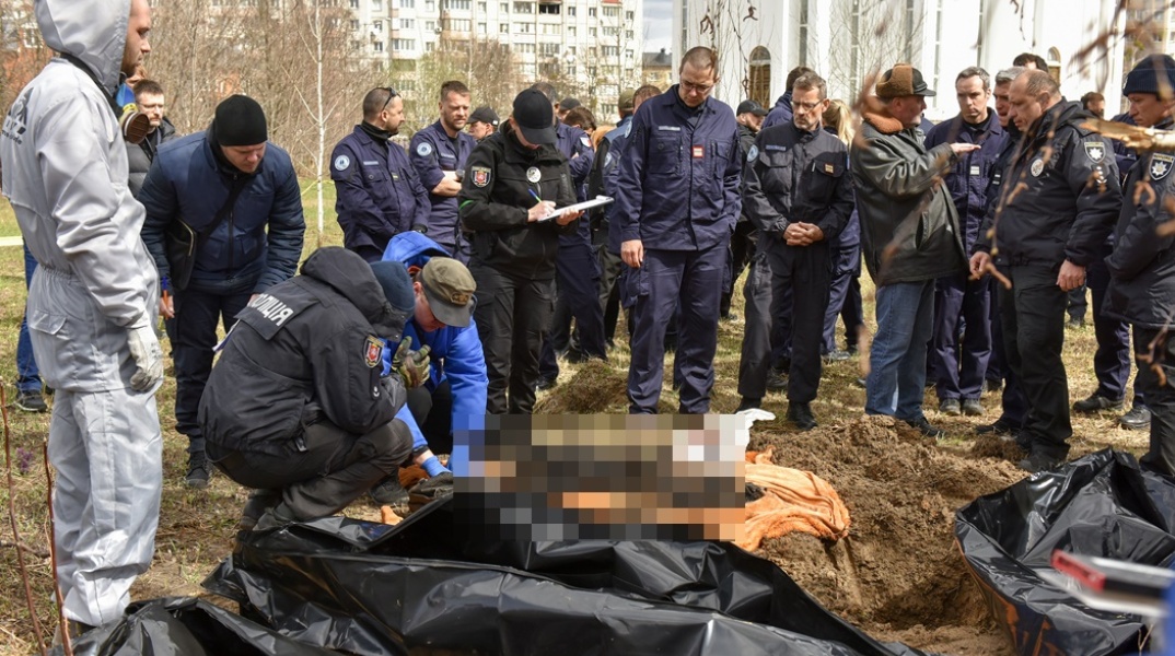 Πόλεμος στην Ουκρανία: Νεκροί άμαχοι σε μαύρες σακούλες πριν την ταφή τους