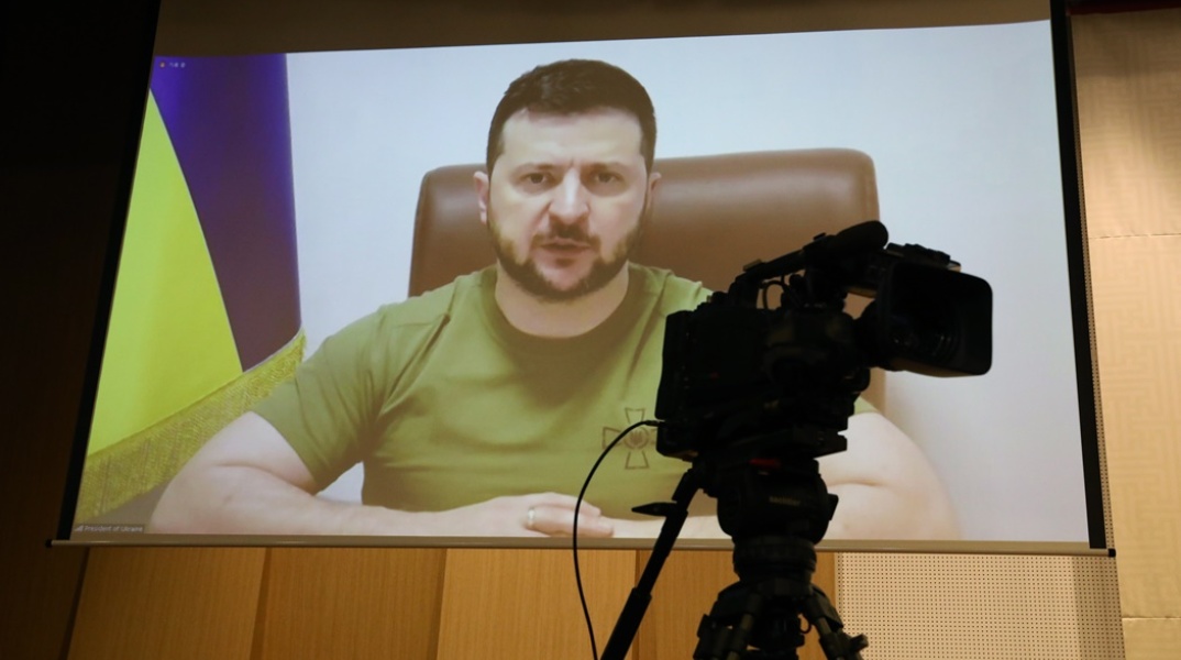 Ο πρόεδρος της Ουκρανίας, Βολοντίμιρ Ζελένσκι, σε οθόνη κατά τη διάρκεια μηνύματός του