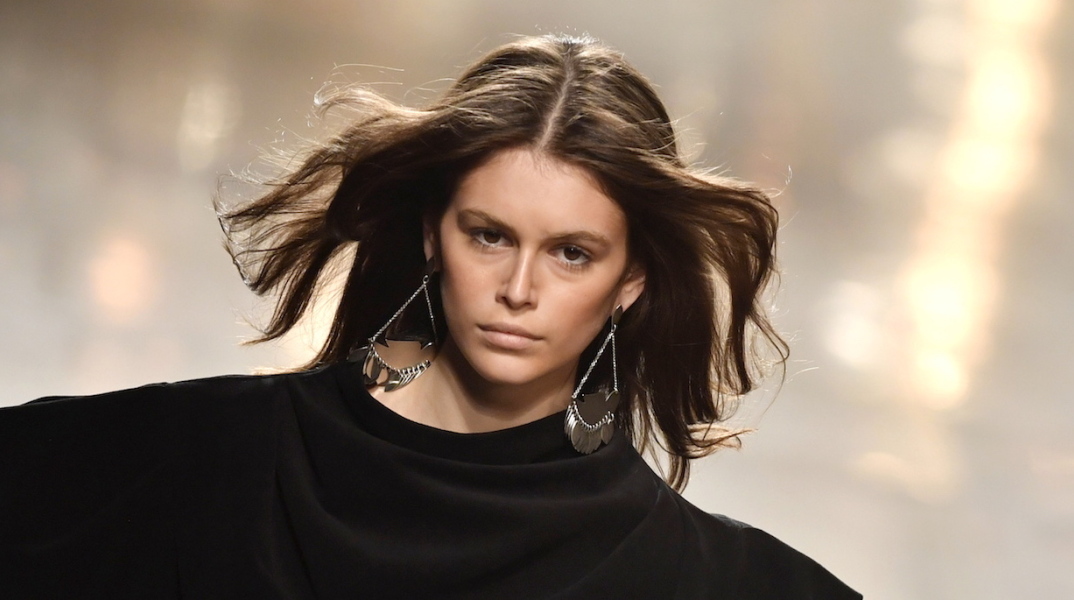 Η Kaia Gerber θα πρωταγωνιστήσει στην queer ταινία Bottoms, με πρωταγωνίστριες δύο λεσβίες μαθήτριες που παλεύουν να σαγηνεύσουν τις μαζορέτες του σχολείου. 