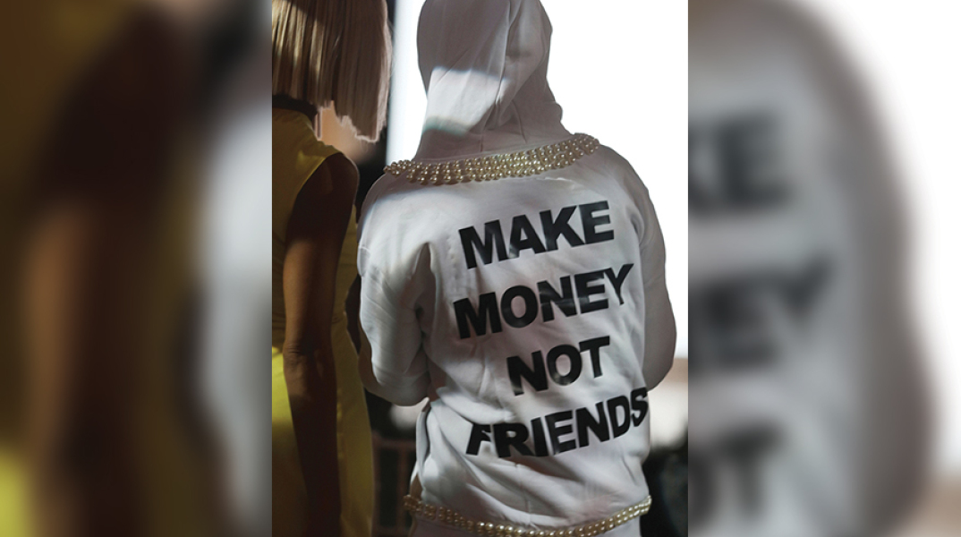 To μπουφάν που φόρεσε ο στιλίστας Αλ Γκίγκα στο Fashion Week