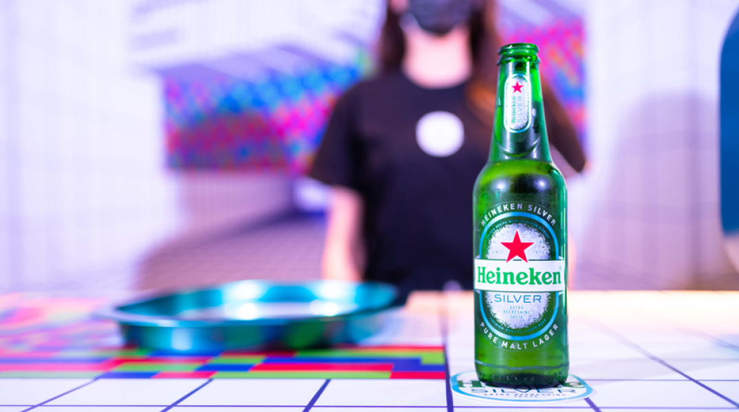 Η νέα Heineken® Silver προσγειώνεται... In Real Life