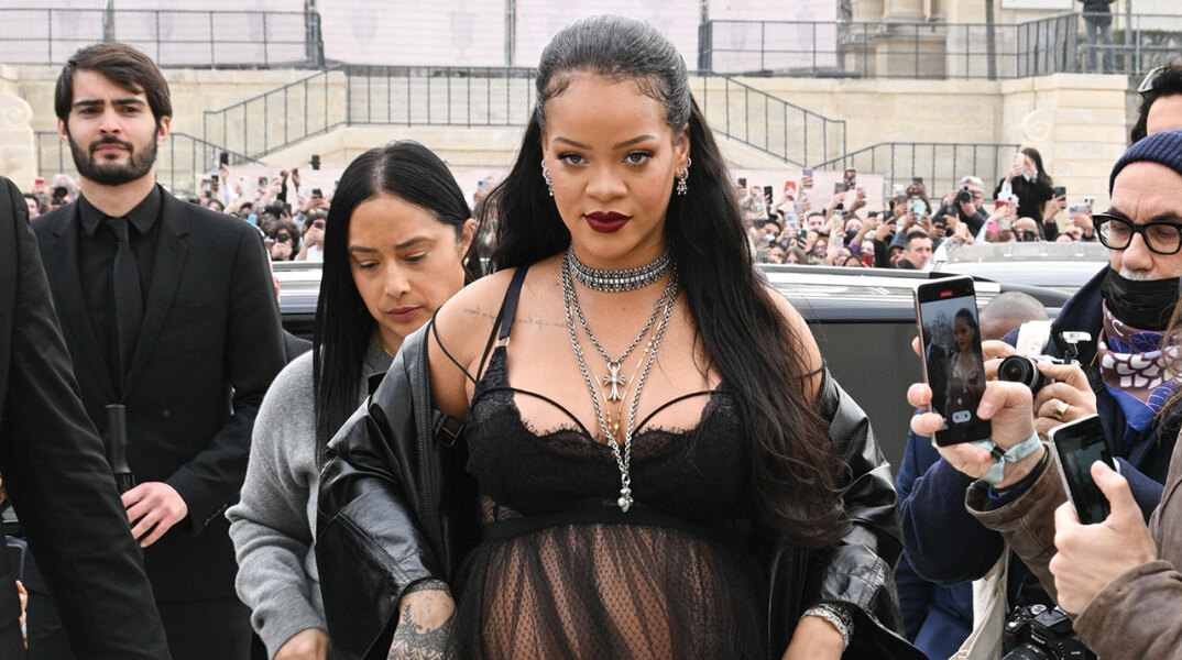 Η έγκυος τραγουδίστρια Ριάνα με διάφανο μαύρο φόρεμα φτάνει για το σόου του Dior, 2022