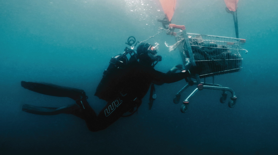 Φωτογραφία ενός δύτη μέσα στον βυθό της θάλασσας.