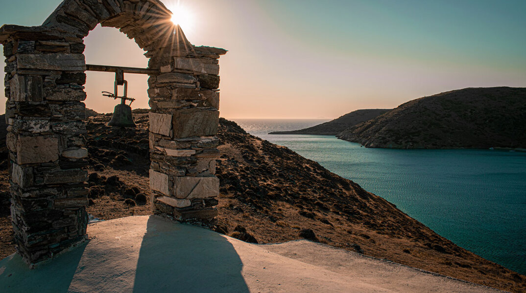 Εκκλησάκι με φόντο ηλιοβασίλεμα και θάλασσα