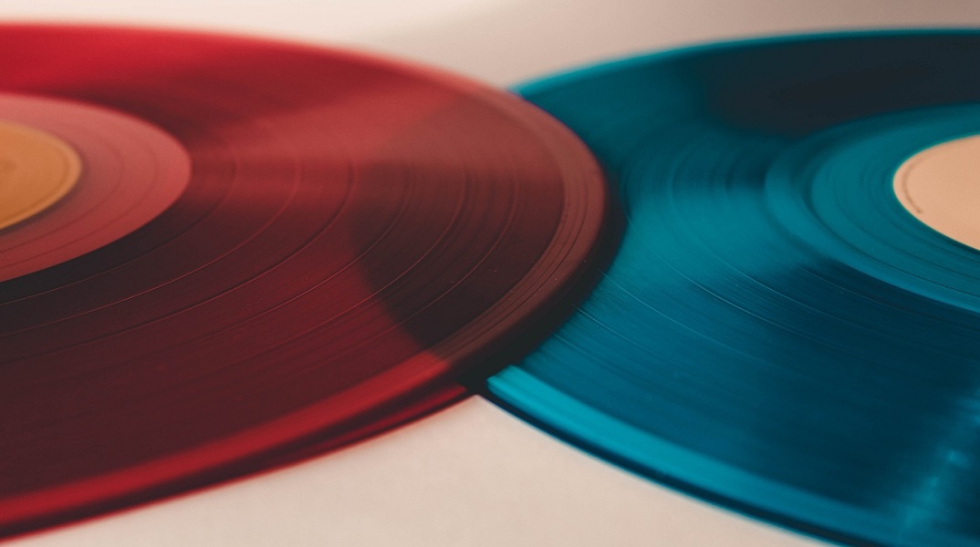 Κόκκινος και μπλε δίσκος βινυλίου