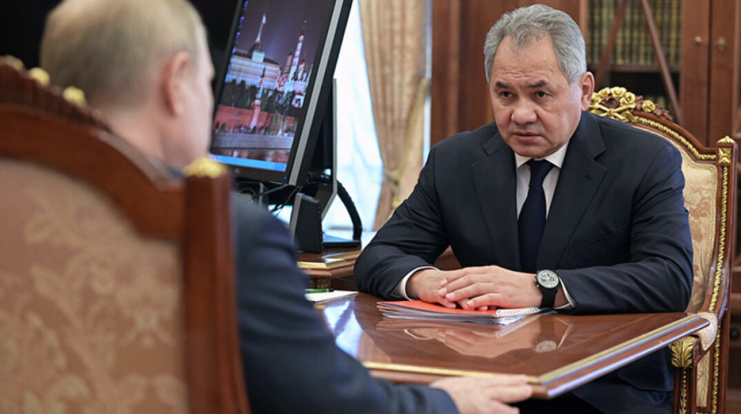 Ο υπουργός Άμυνας Σεργκέι Σοϊγκού συνομιλεί με τον πρόεδρο της Ρωσίας Βλαντίμιρ Πούτιν