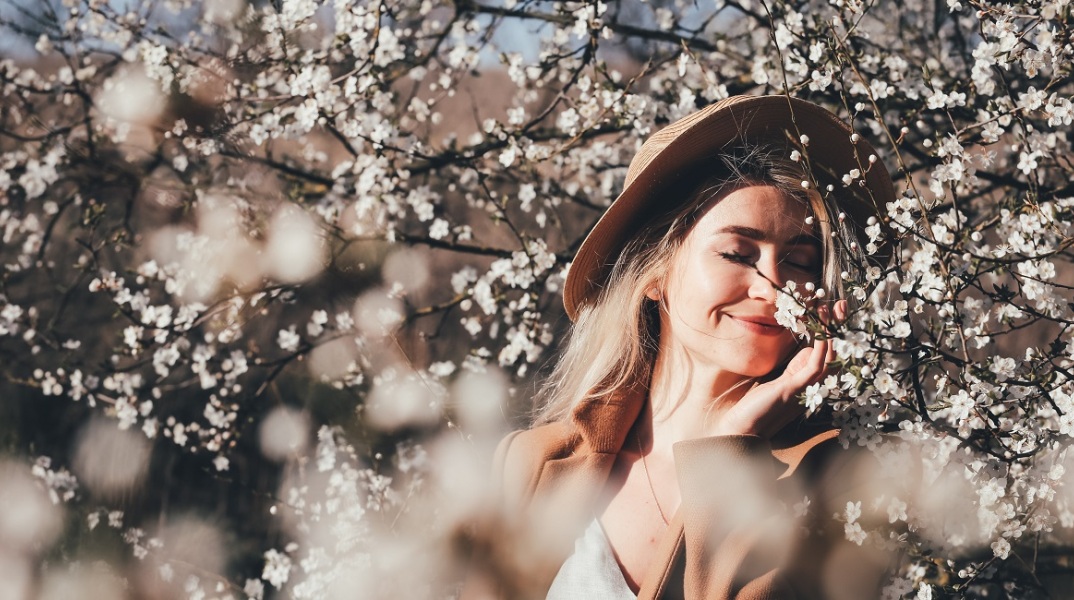 Ένα κορίτσι ανάμεσα στις αμυγδαλιές. 