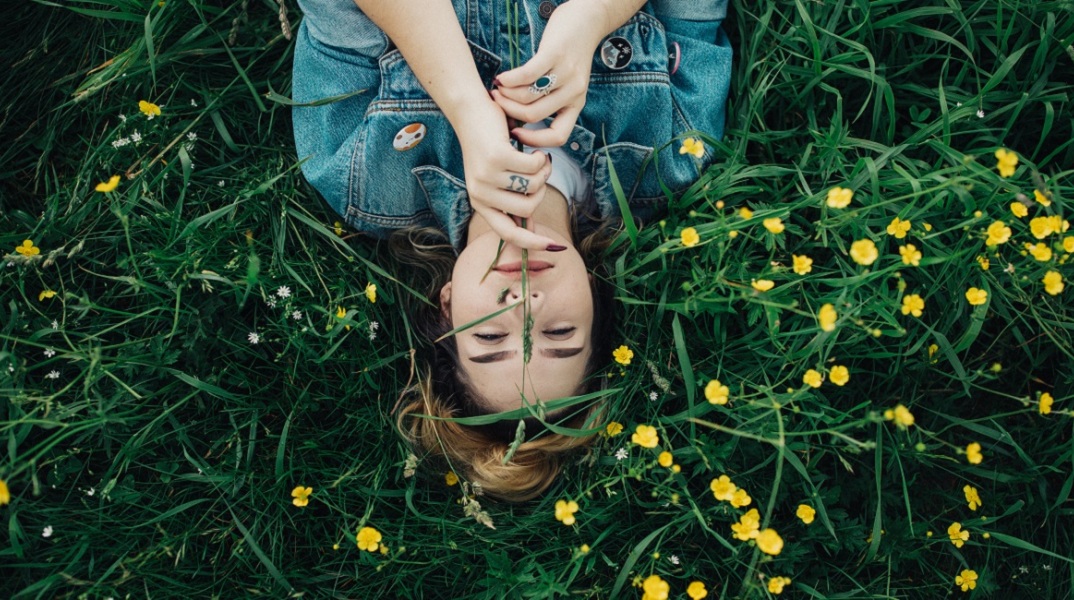 Ένα κορίτσι ανάμεσα στα λουλούδια. 