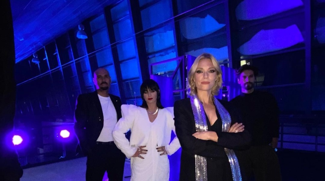 Η Βίκυ Καγιά ποζάρει στα παρασκήνια του GNTM με τον Δημήτρη Σκουλό, την Ζενεβιέβ Μαζαρί και τον Γιώργο Καράβα