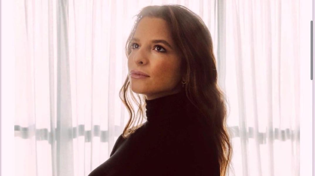 Η Εριέττα Κούρκουλου - Λάτση ποζάρει με φουσκωμένη κοιλίτσα φορώντας μαύρο κολλητό ζιβάγκο