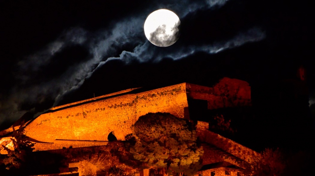 Πανσέληνος Απριλίου - Ροζ φεγγάρι πάνω από το Παλαμήδη