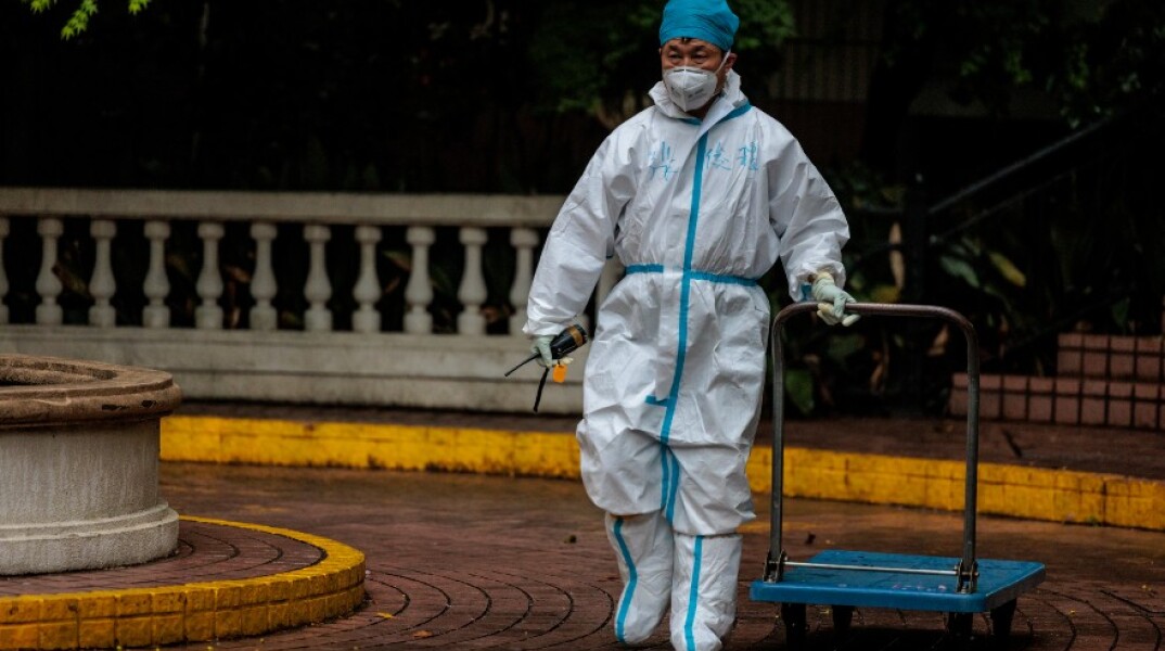 Σανγκάη - Υπάλληλος απολυμαίνει τους δρόμους