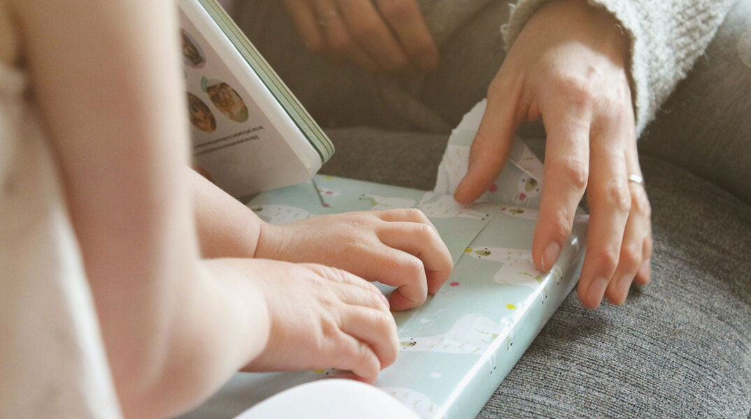 Παιδάκι ανοίγει δώρα