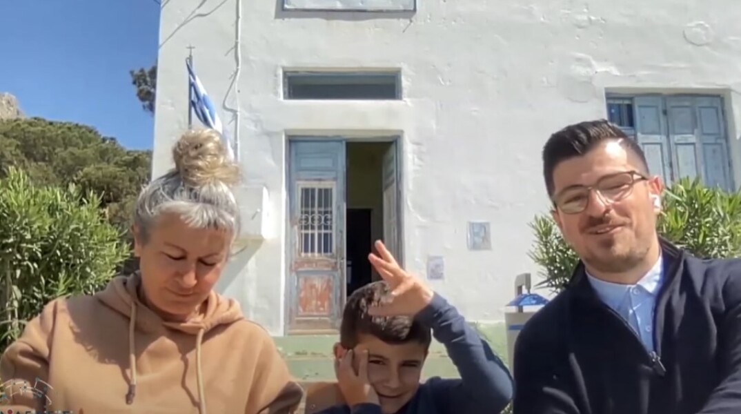 Ο μικρός Σάββας με τη μητέρα του και τον δάσκαλό του, Παναγιώτη Καλαϊτζίδη