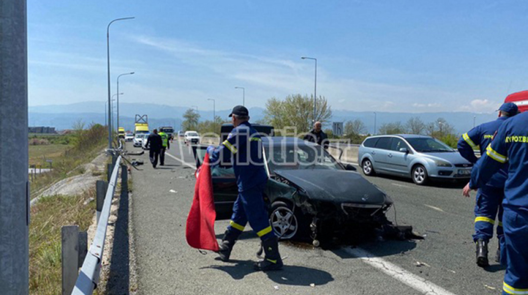 Βέροια: Φωτογραφία από το τροχαίο δυστύχημα στην Εγνατία Οδό - Αυτοκίνητο με εμφανή τα σημάδια της σύγκρουσης