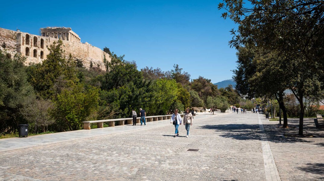 Διονυσίου Αρεοπαγίτου, ο πιο όμορφος πεζόδρομος της Αθήνας © Θανάσης Καρατζάς