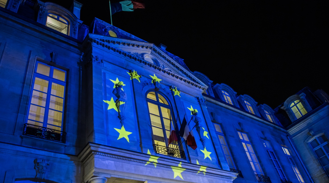 Το γαλλικό προεδρικό μέγαρο με τα χρώματα της ΕΕ