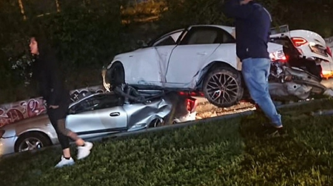 Tροχαίο δυστύχημα: Αυτοκίνητο έπεσε από την αερογέφυρα πάνω σε άλλο