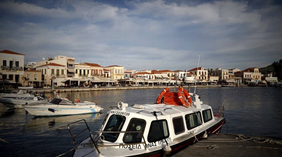Το λιμάνι της Αίγινας - Ταχύπλοο με φόντο τα σπίτια στο παραλιακό μέτωπο του νησιού