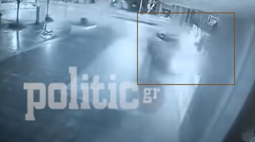 Αυτοκίνητο στη Θεσσαλονίκη εκτός ελέγχου διαλύει βιτρίνα καταστήματος