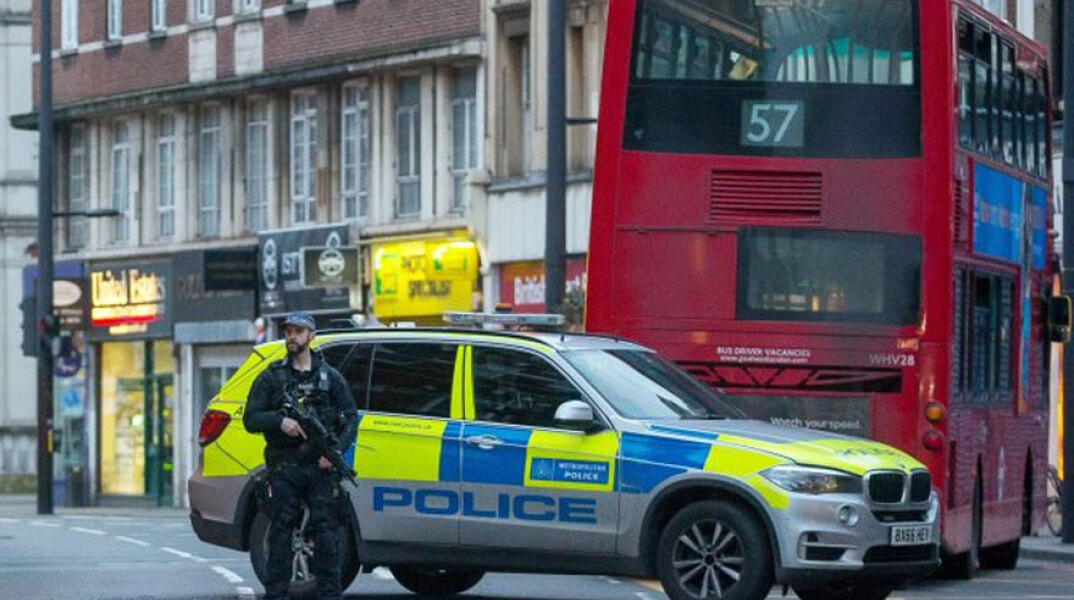 Αστυνομικός με το όπλο στο χέρι σε κεντρικό δρόμο του Λονδίνου