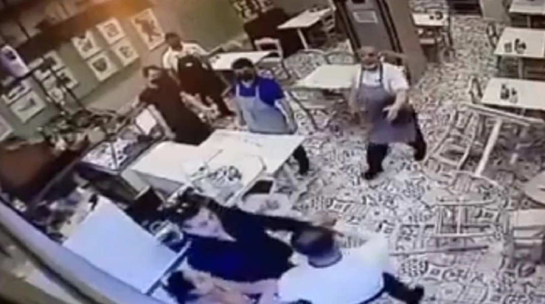 Θεσσαλονίκη: Ζημιές σε πατσατσίδικο γιατί δεν τους άφηναν να κάτσουν χωρίς πιστοποιητικά