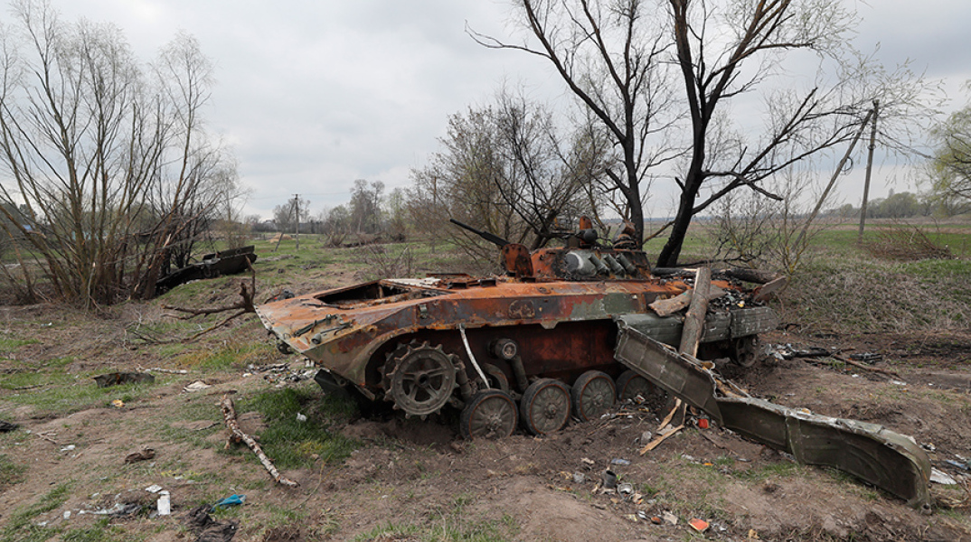 Πόλεμος στην Ουκρανία: Κατεστραμμένο ρωσικό άρμα μάχης στα περίχωρα του Κιέβου