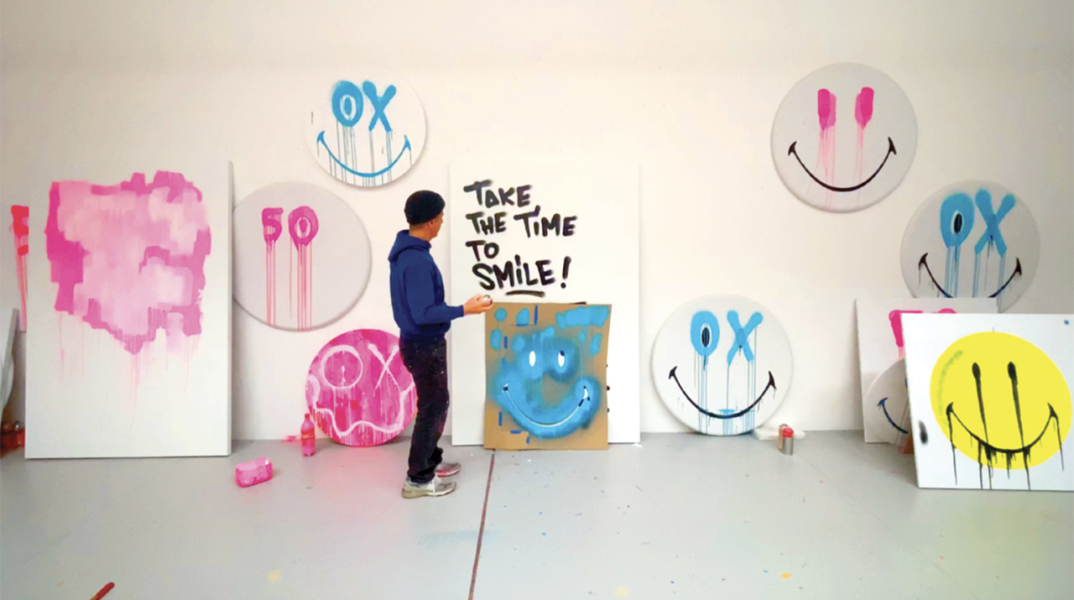 Ο graffiti artist André Saraiva σχεδιάζει για τα 50 χρόνια Smiley 