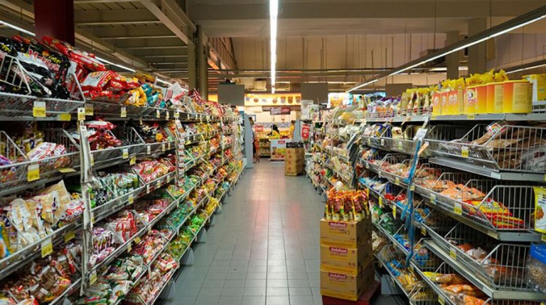 Οι Έλληνες καταναλωτές περιορίζουν τις αγορές τους στα σούπερ μάρκετ 