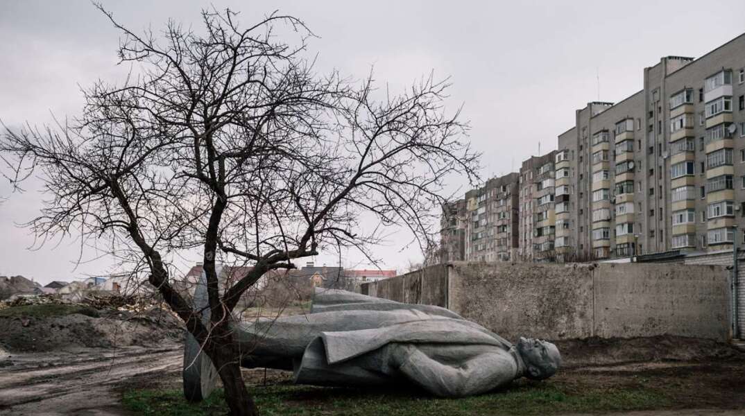 Ουκρανία: Oι Ρώσοι επανέφεραν άγαλμα του Λένιν στο κατεχόμενο Χένιτσεσκ