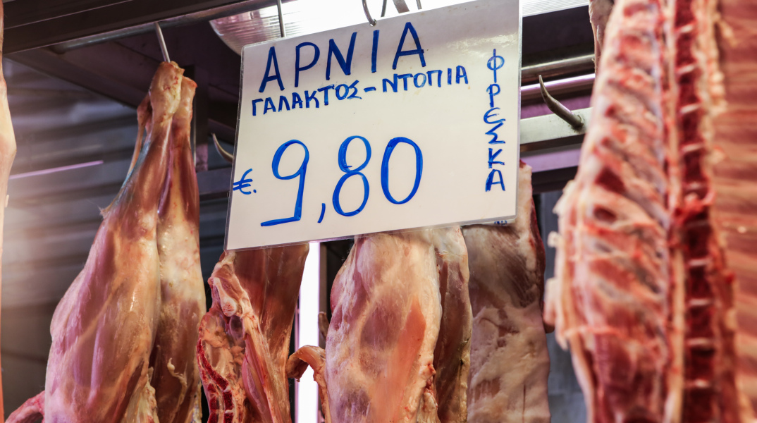 Αρνιά σε κρεοπωλείο στη Βαρβάκειο Αγορά της Αθήνας