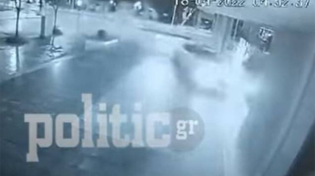 Θεσσαλονίκη: Η στιγμή που αυτοκίνητο πέφτει πάνω σε κατάστημα
