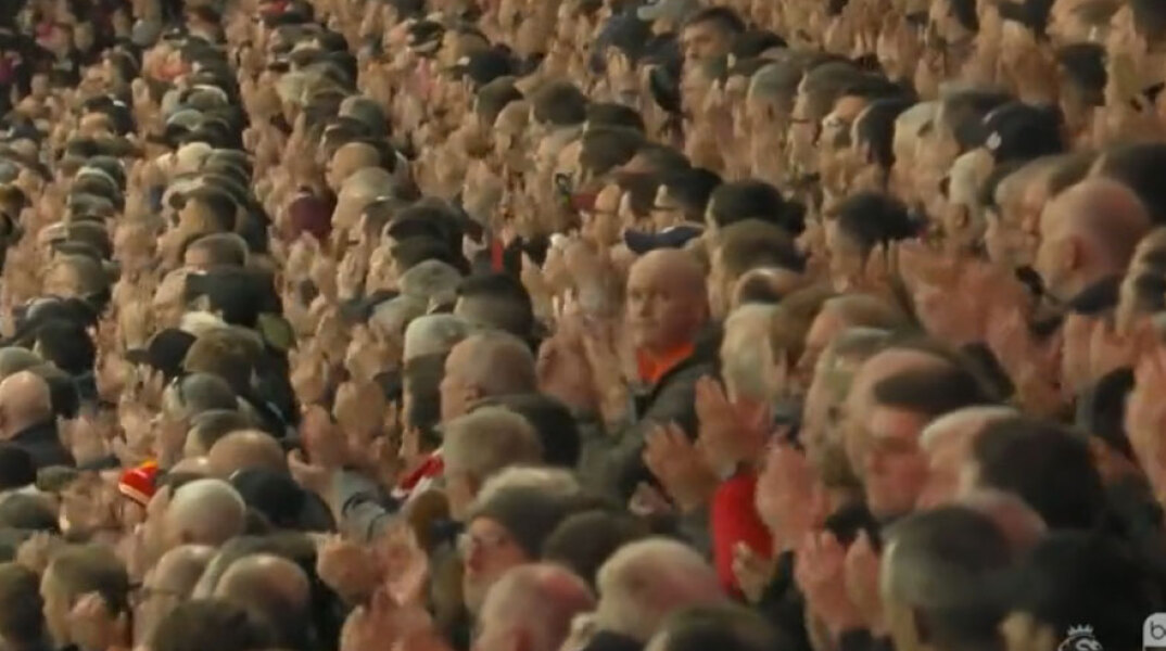 Ανατριχίλα στο Άνφιλντ όπου όρθιοι οι φίλαθλοι της Λίβερπουλ χειροκρότησαν τον Κριστιάνο Ρονάλντο στο 7ο λεπτό της αναμέτρησης