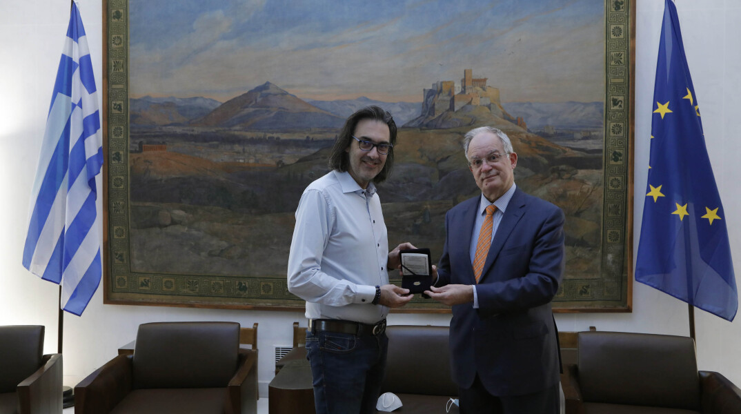 Ο Λεωνίδας Καβάκος έλαβε το χρυσό μετάλλιο της Βουλής των Ελλήνων από τον Κωνσταντίνο Τασούλα