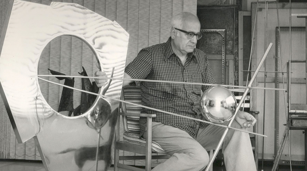 Ο Γιώργος Ζογγολόπουλος στην κατοικία-εργαστήριό του στο Ψυχικό με το γλυπτό του «Κενό και σφαίρα», δεκαετία του 1970. 