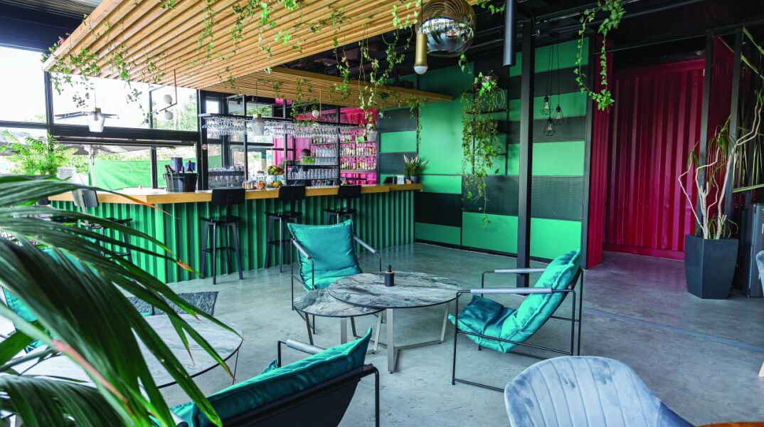 Bond  Η άνοιξη είναι ακόμη πιο  όμορφη σε αυτή τη μυστική  αυλή του Αλίμου