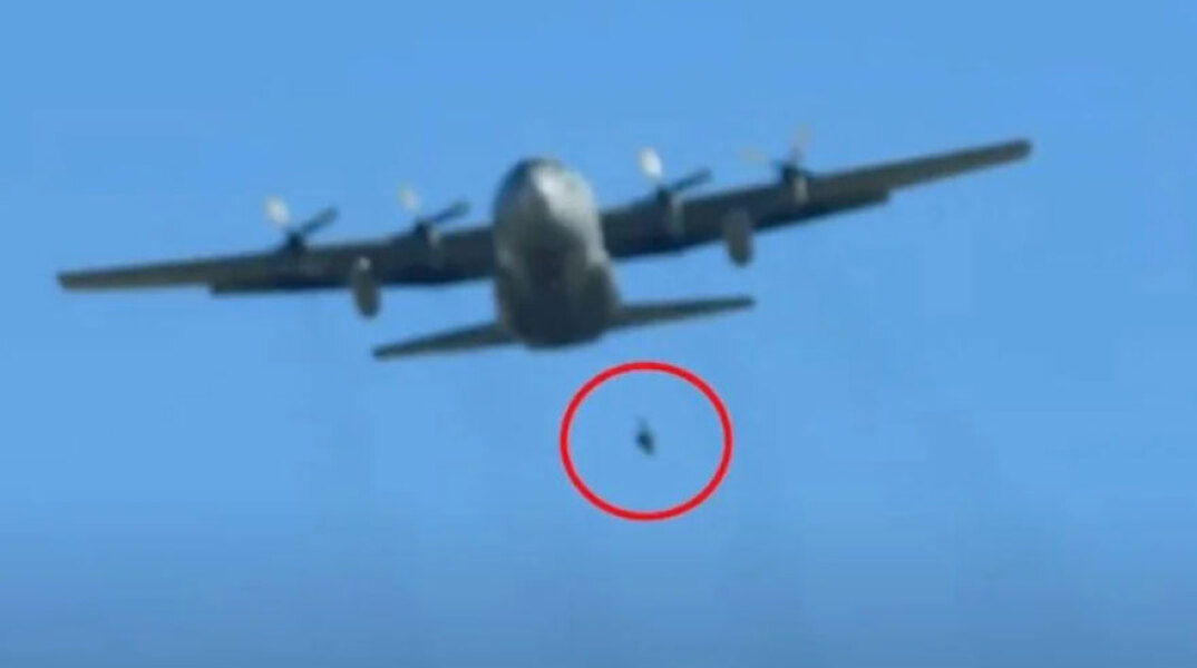 Έλληνας αλεξιπτωτιστής κρέμεται έξω από C-130 στην Κύπρο
