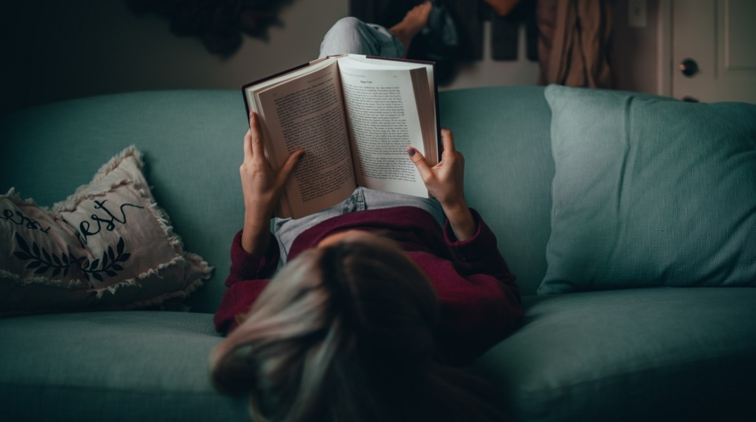 Ένα κοριτσι διαβάζει ένα βιβλίο. 