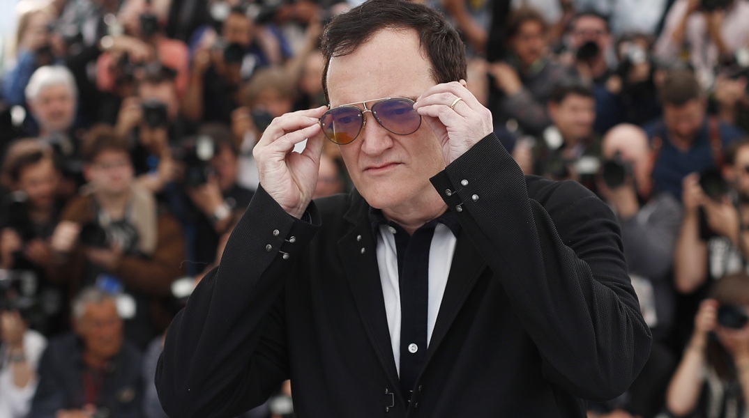 Ο σκηνοθέτης Κουέντιν Ταραντίνο με γυαλιά ηλίου στο Φεστιβάλ Καννών