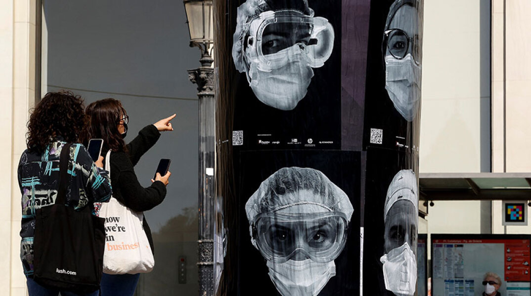 Η μάσκα στην Ισπανία παύει να είναι υποχρεωτική στους εσωτερικούς χώρους