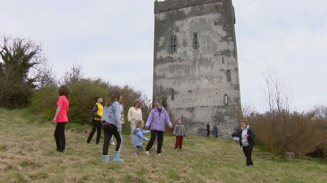 Ουκρανοί πρόσφυγες ζουν σε μεσαιωνικό πύργο στην Ιρλανδία