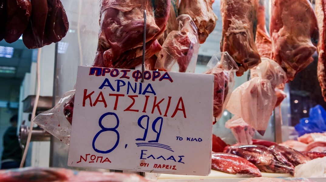 Κρεοπωλείο στη Βαρβάκειο έχει στη βιτρίνα του αρνιά και κατσίκια