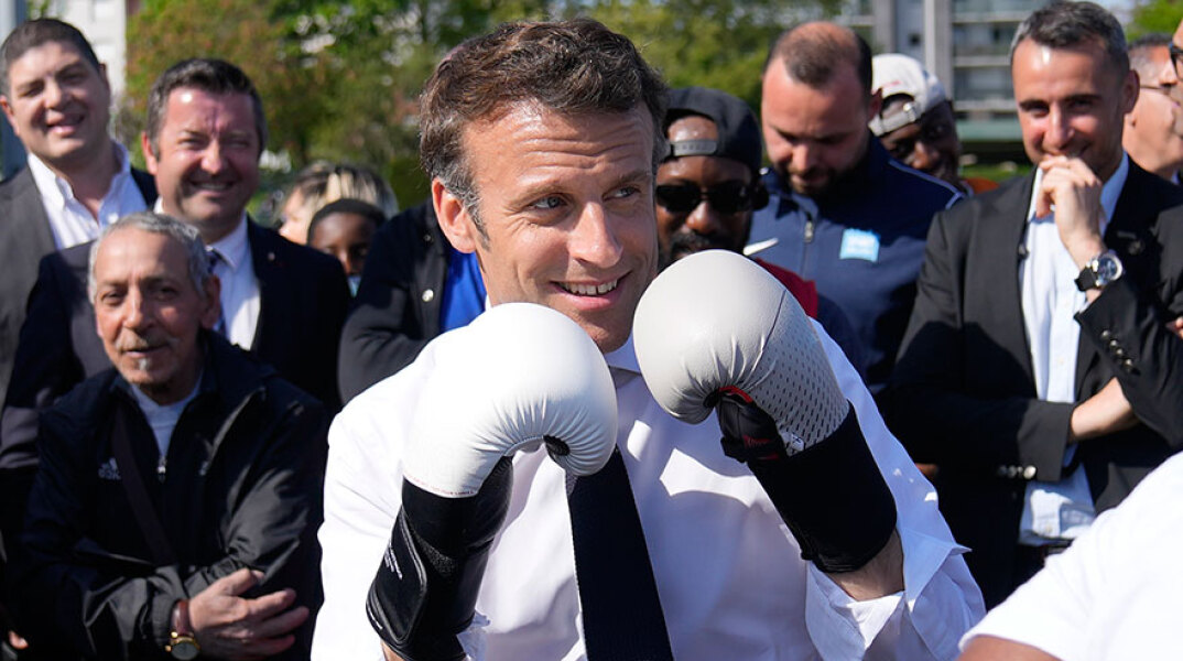 Ο Μακρόν φόρεσε γάντια του μποξ και έπαιξε πυγμαχία στο Παρίσι πριν από τις γαλλικές εκλογές