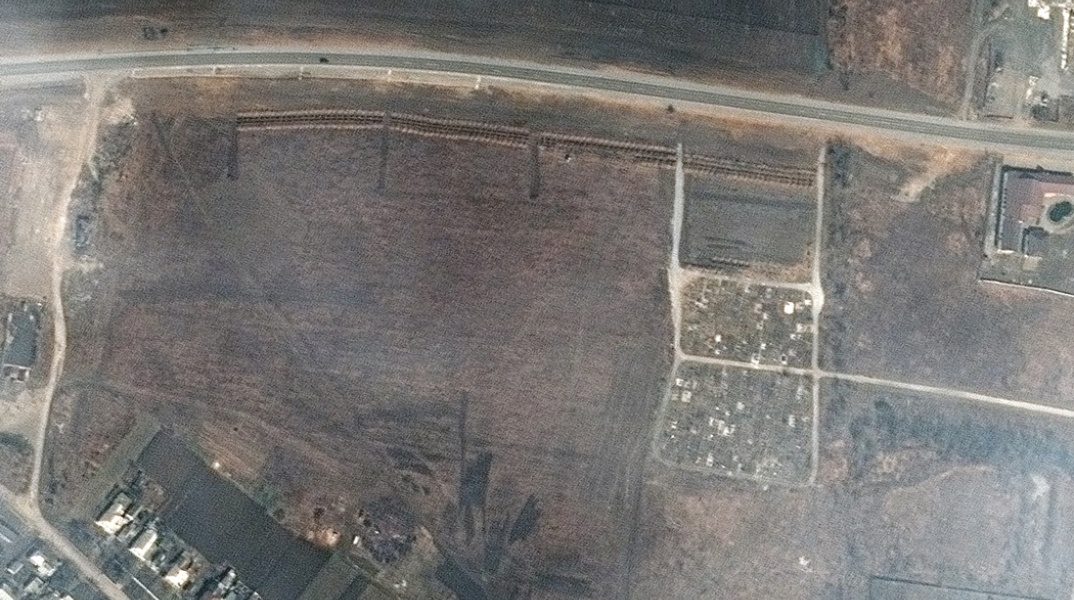 Δορυφορικές εικόνες από μαζικό τάφο στη Μαριούπολη