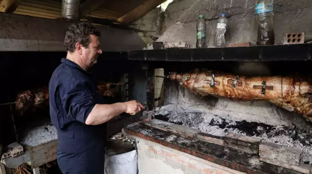 Σύμμαχος ο καιρός το Πάσχα 2022 στο σούβλισμα του αρνιού