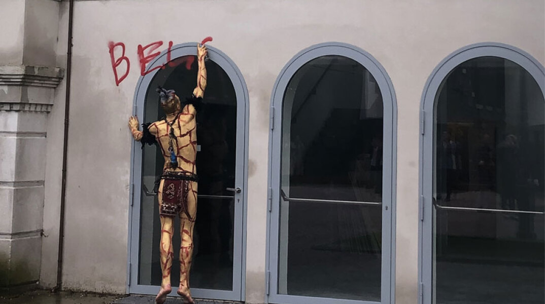 Διαδηλωτής στην Biennale της Βενετίας γράφει με κόκκινο σπρέι στο ρωσικό περίπτερο