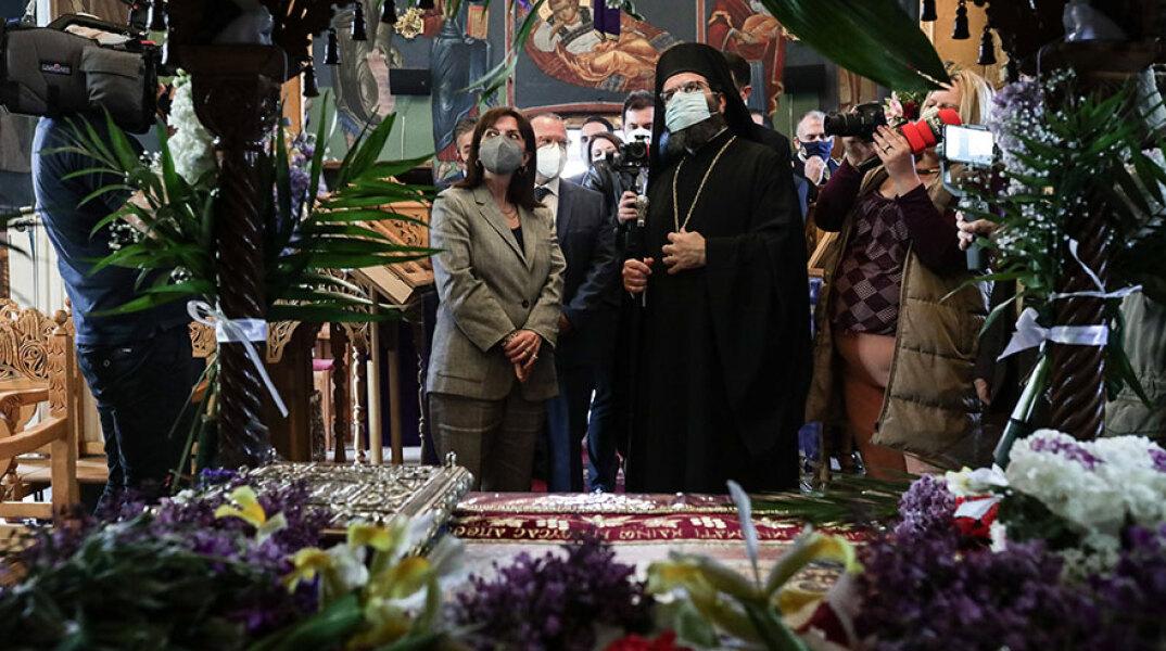 Η Κατερίνα Σακελλαροπούλου μπροστά στον Επιτάφιο σε εκκλησία στη Ροδόπη