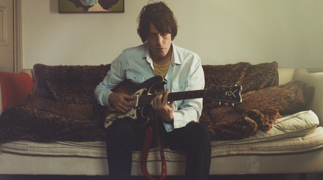 «Everything Was Beautiful»: Το νέο άλμπουμ των Spiritualized μόλις κυκλοφόρησε και ο Jason Pierce μας ξεναγεί στο σύμπαν της αρχετυπικής βρετανικής μπάντας.