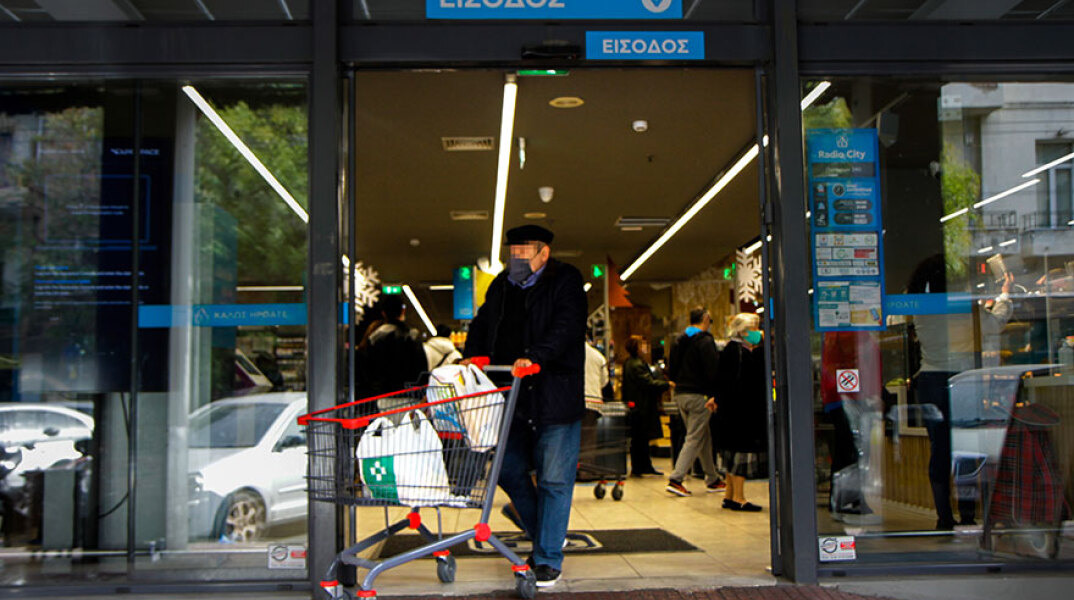 Τα περισσότερα σούπερ μάρκετ σήμερα Μεγάλη Παρασκευή ανοίγουν στις 13.00, σύμφωνα με το εορταστικό ωράριο