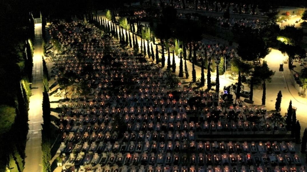 Αναμμένα καντήλια σε μνήματα στα κοιμητήρια του Δήμου Γλυφάδας